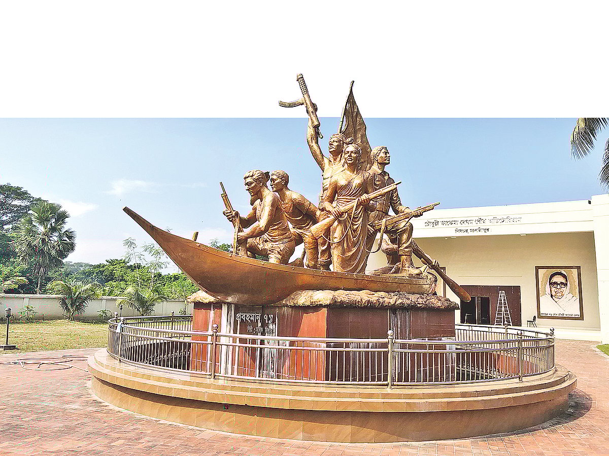 শিবচর শহরের চৌধুরী ফাতেমা বেগম পৌর অডিটরিয়ামের সামনে নির্মিত দৃষ্টিনন্দন ভাস্কর্য ‘প্রবহমান ৭১’। এর ভাস্কর মানিক বিশ্বাস