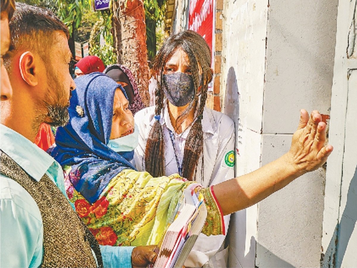 যানজটে পড়ে দেরি, পরীক্ষাকেন্দ্রের মূল ফটক খুলে দিতে এক অভিভাবকের আকুতি