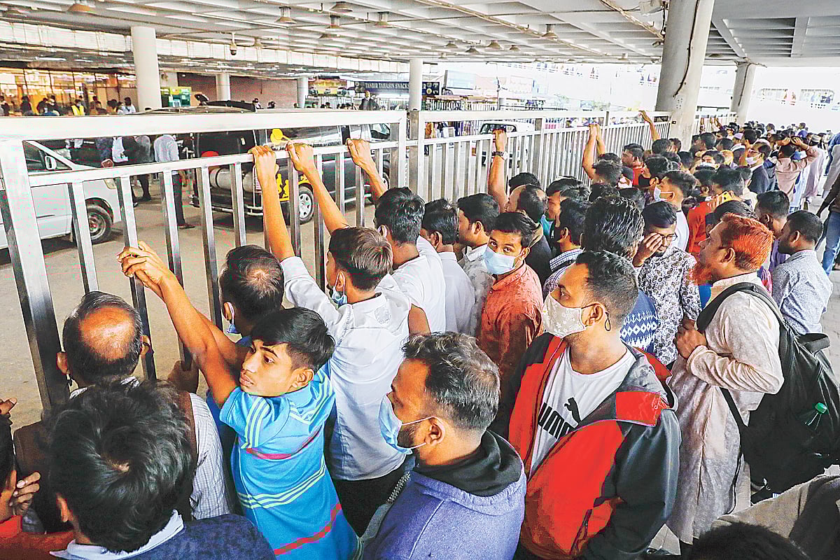 বিমানবন্দরের টার্মিনাল-২–এর বাইরে বিদেশফেরত যাত্রীদের জন্য স্বজনদের অপেক্ষা। উন্নয়নমূলক কাজের জন্য রাতে বন্ধ রেখে দিনের বেলায় বিমান চলাচল করছে। এতে যাত্রী ও স্বজনের চাপ বেড়ে গেছে কয়েক গুণ। গত শুক্রবার হজরত শাহজালাল আন্তর্জাতিক বিমানবন্দরে
