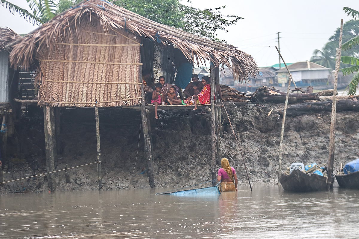 নদীতে অর্ধেক ঝুলন্ত এ ঘর নারী, শিশু নিয়ে এক পরিবারের