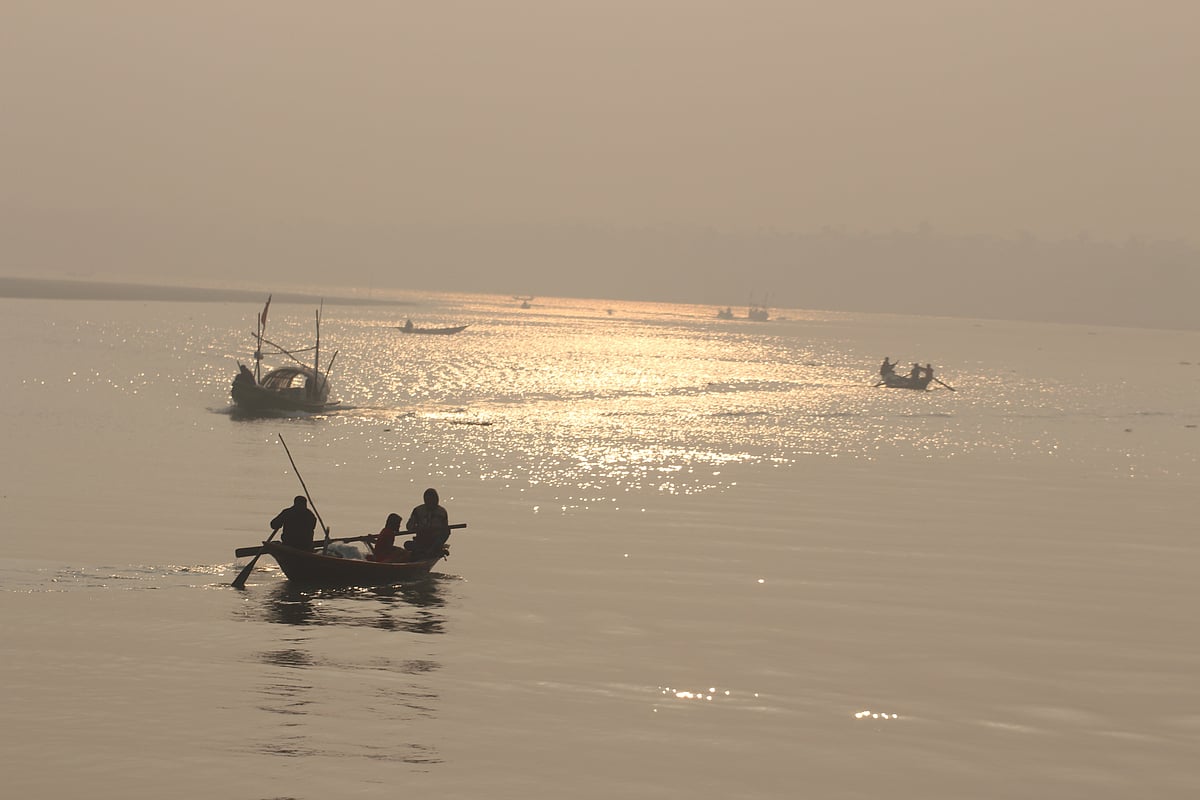 মেঘনা নদীর জলে দিনের প্রথম সূর্যের রশ্মি। ভোলার সদর উপজেলার কাচিয়া ইউনিয়নের কাঠিরমাথা মাছঘাট, ভোলা, ২১ ডিসেম্বর