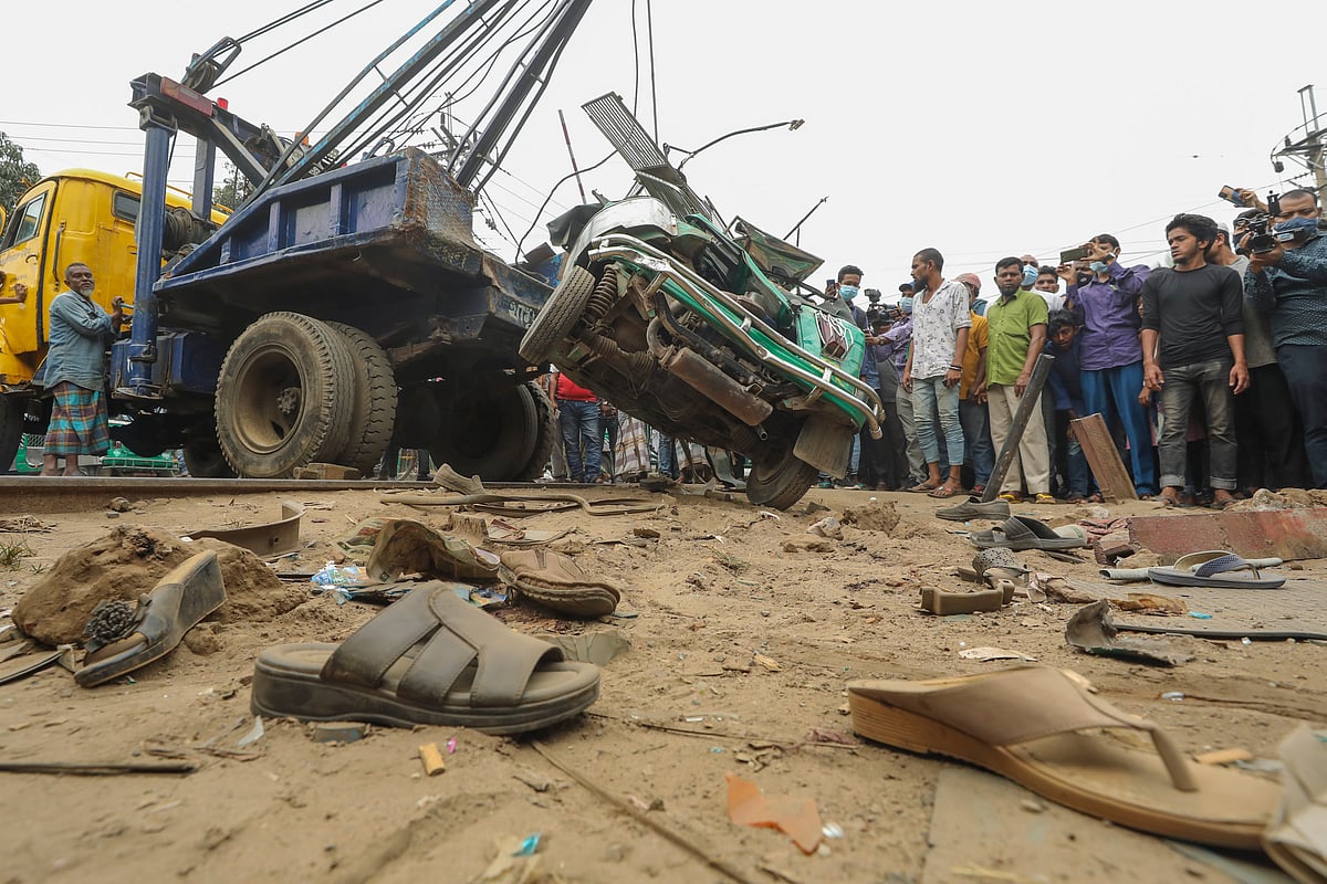 চট্টগ্রাম নগরের জাকির হোসেন সড়কের ঝাউতলা রেল ক্রসিং এলাকায় আজ শনিবার সকালে ডেমু ট্রেনের সঙ্গে তিন গাড়ির সংঘর্ষে মারা যান তিনজন। ট্রেন আসতে দেখে ছোটাছুটি করতে থাকা লোকজনের জুতা পড়ে আছে সেখানে