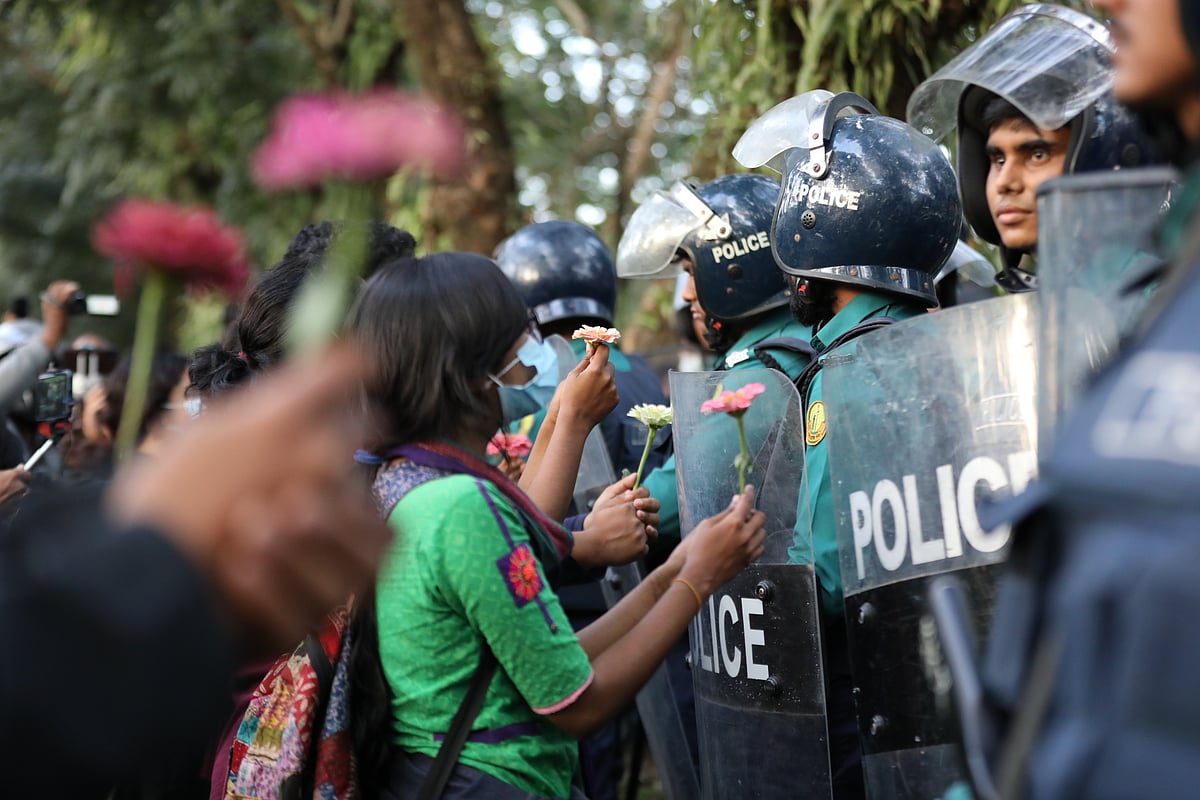 শাহজালাল বিজ্ঞান ও প্রযুক্তি বিশ্ববিদ্যালয়ের আন্দোলনরত শিক্ষার্থীরা পুলিশকে ফুল দিয়ে ক্যাম্পাস ছেড়ে যাওয়ার অনুরোধ করেন।