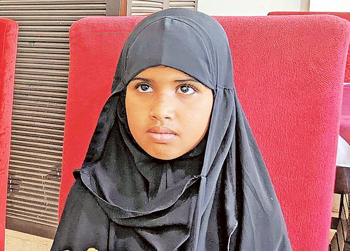 জন্মের পর এই প্রথম সবাইকে দেখতে পাচ্ছে জোনাকি। গত মঙ্গলবার বিকেলে গাজীপুরের শ্রীপুরের গড়গড়িয়া মাস্টারবাড়ি এলাকায়