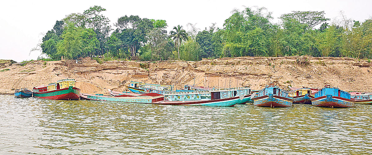 সুনামগঞ্জের চলতি নদ থেকে অবৈধভাবে বালু-পাথর উত্তোলন করে বাল্কহেডে রাখা হয়েছে। ব্যবসায়ীদের অভিযোগ, প্রশাসনের কর্মকর্তারা এ বিষয়ে কোনো ব্যবস্থা নিচ্ছেন না