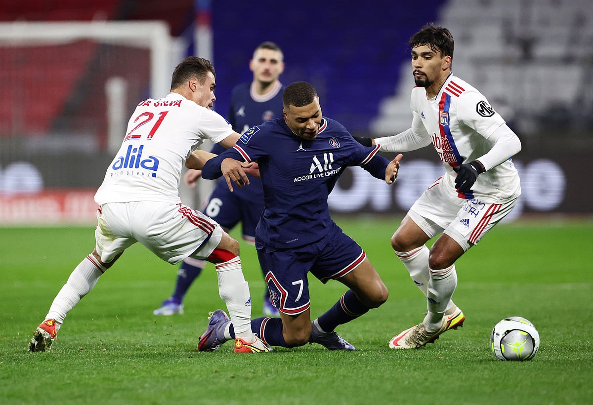 এমবাপ্পে বারবার আটকা পড়েছেন লিওঁর জমাট রক্ষণে