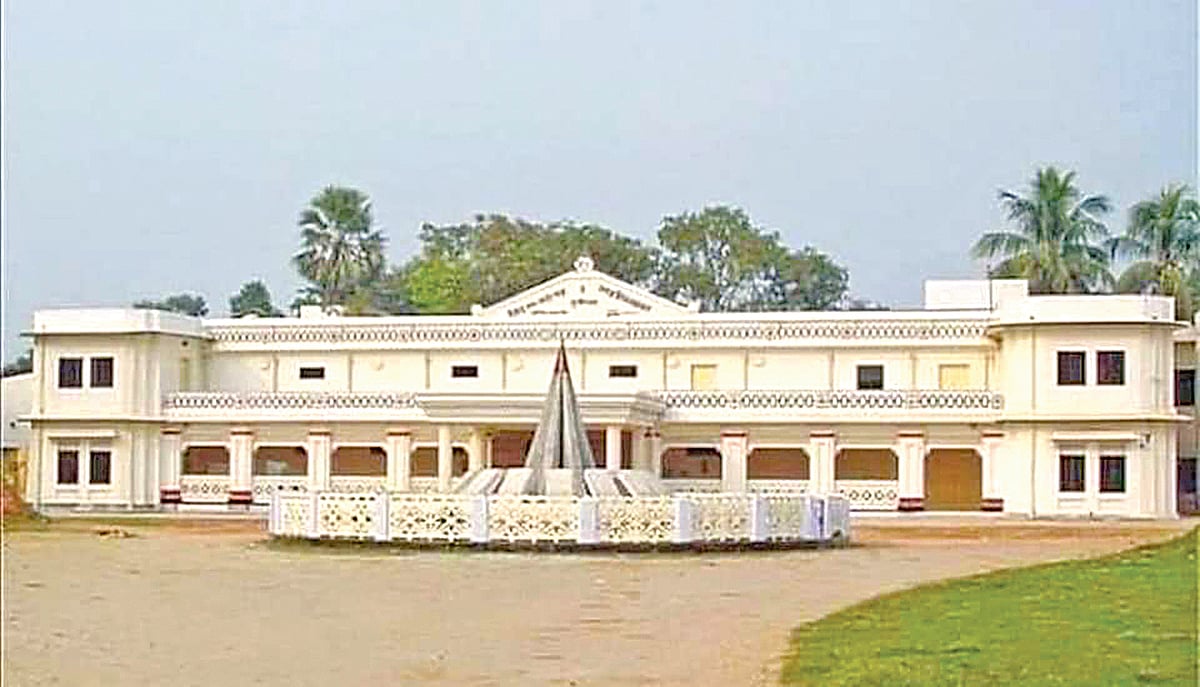 কুমিল্লা টাউন হলে রয়েছে দুর্লভ পুস্তকের ভান্ডার