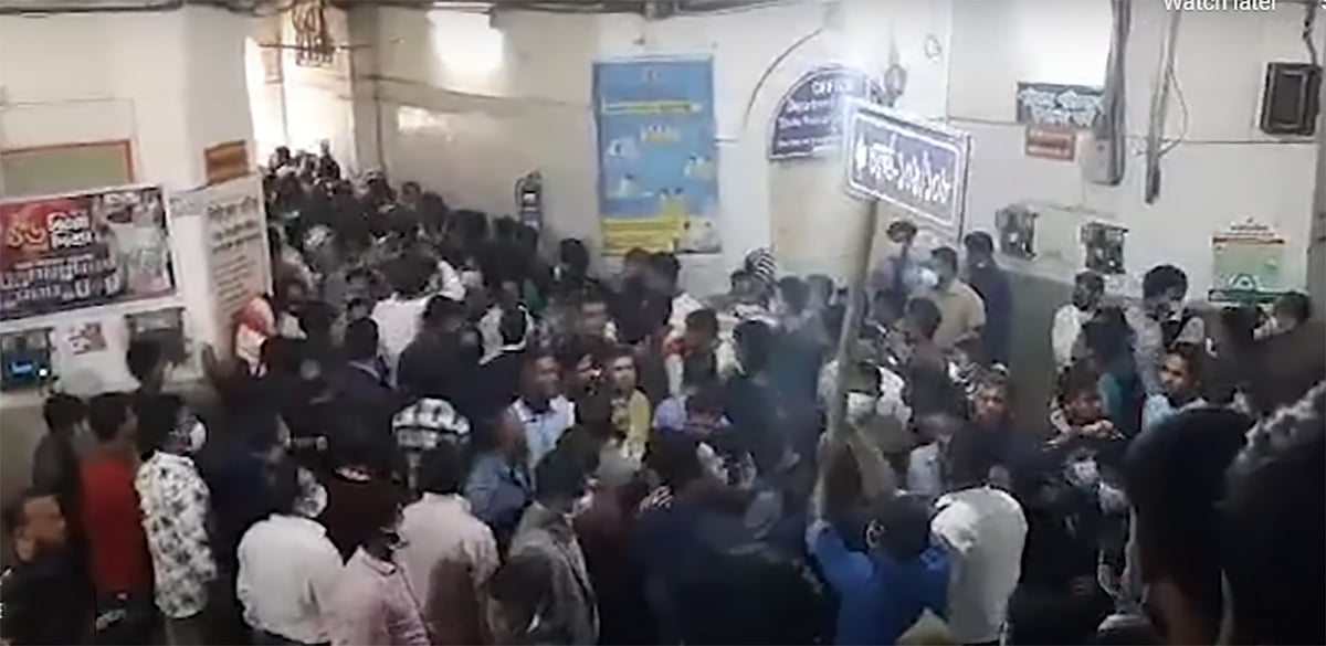 ঢাকা মেডিকেল কলেজ হাসপাতালে চতুর্থ শ্রেণির কর্মচারীদের সঙ্গে ছাত্রলীগের পাল্টাপাল্টি ধাওয়া ও সংঘর্ষের ঘটে