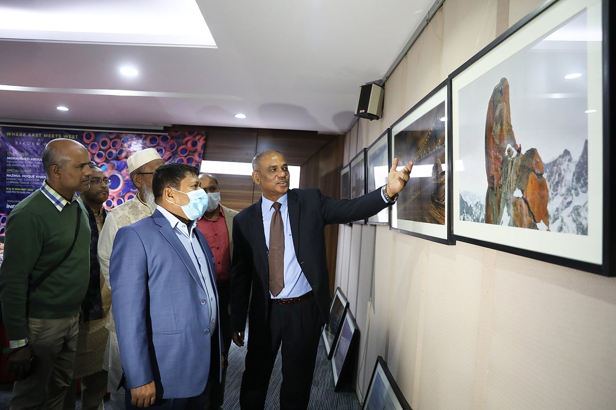 শুক্রবার বিকেলে রাজধানীর আর্মি গলফ ক্লাবে শিকদার আহমেদের আলোকচিত্র প্রদর্শনী শুরু হয়েছে