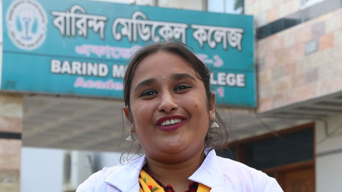 নিজের মেডিকেল কলেজের সামনে শিউলি আক্তার