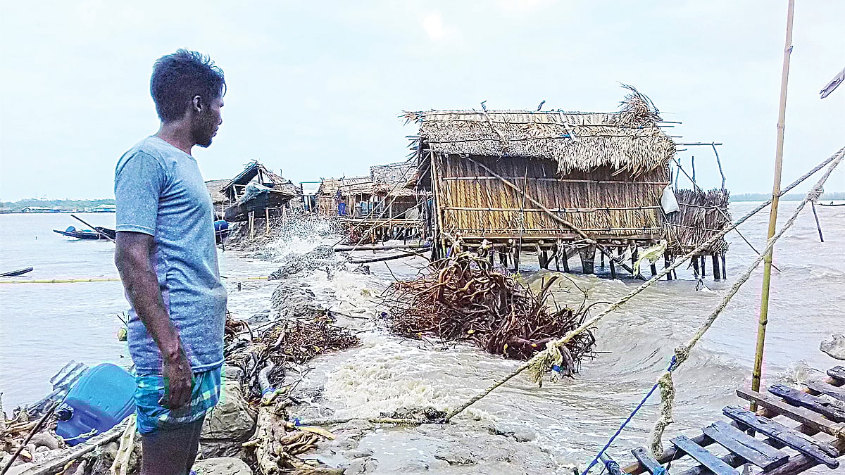 ঘূর্ণিঝড় আম্পানে ক্ষতিগ্রস্ত বাঁধ ও বসতি। খুলনার দাকোপ উপজেলার কালাবগি এলাকায়