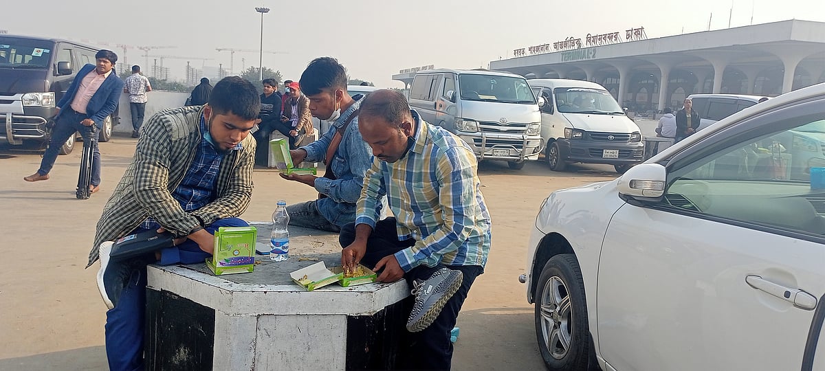 করোনা পরীক্ষার জন্য বিমানবন্দরে যাত্রার ছয় ঘণ্টা আগে আসতে হয় আরব আমিরাতগামী যাত্রীদের। দীর্ঘক্ষণ অবস্থান করতে হয় বলে যাত্রীরা বিমানবন্দর ও আশপাশের এলাকা থেকে খাবার খেয়ে থাকেন। এতে অনেকেই অসুস্থ হয়ে পড়ছেন। গতকাল দুপুরে বিমানবন্দরের বহুতল কার পার্কিংয়ের ছাদে তোলা