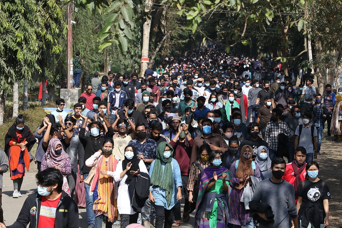সিলেটের শাহজালাল বিজ্ঞান ও প্রযু‌ক্তি বিশ্ব‌বিদ্যালয়ের উপাচার্য ফরিদ উদ্দিন আহমদের পদত্যাগের দাবিতে শিক্ষার্থীরা ক্যাম্পাসে বিক্ষোভ করছেন