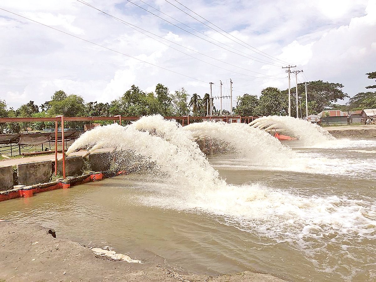 জলাবদ্ধতা নিরসনে ভবদহে ২১ ভেন্ট স্লুইসগেটের ওপর ১৪টি বৈদ্যুতিক সেচযন্ত্র বসিয়ে সেচ দিচ্ছে পানি উন্নয়ন বোর্ড। গত বুধবার তোলা