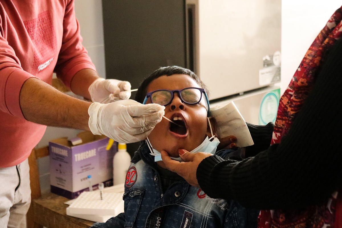 গত এক সপ্তাহ ধরে তাজরিয়া নামের ৮ বছরের শিশুটি জ্বরসহ করোনার নানা উপসর্গে ভুগছে। নমুনা পরীক্ষা করাতে নিয়ে এসেছেন স্বজনেরা। করোনা ইউনিট ভবন, বরিশাল শের–ই–বাংলা মেডিকেল কলেজ হাসপাতাল