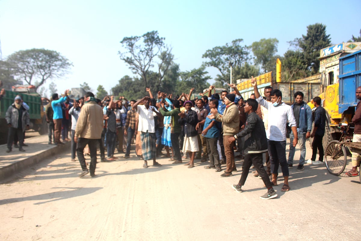 জামালপুরের সরিষাবাড়ীতে তারাকান্দি পুলিশ তদন্ত কেন্দ্রের সামনে গ্রামবাসীর বিক্ষোভ। আজ সকালে