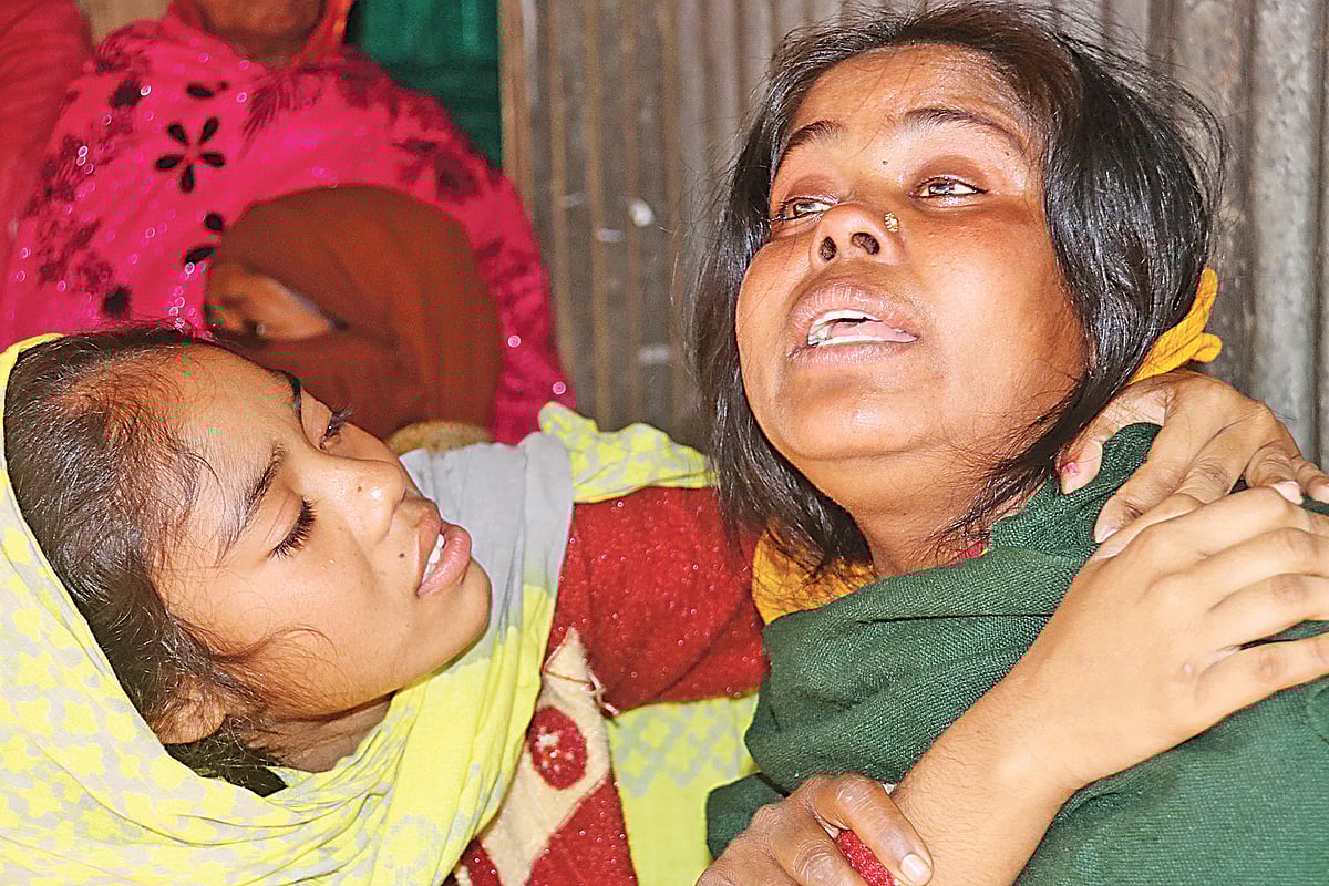 বগুড়ার গাবতলীতে ইউনিয়ন পরিষদ নির্বাচনের দিন বিজিবির গুলিতে নিহত হন আলমগীর হোসেন। তাঁর স্ত্রী হোসনে আরা (ডানে) মেয়ে আদুরী খাতুনকে ধরে বিলাপ করছেন। গতকাল উপজেলার কালাইহাটা গ্রামে