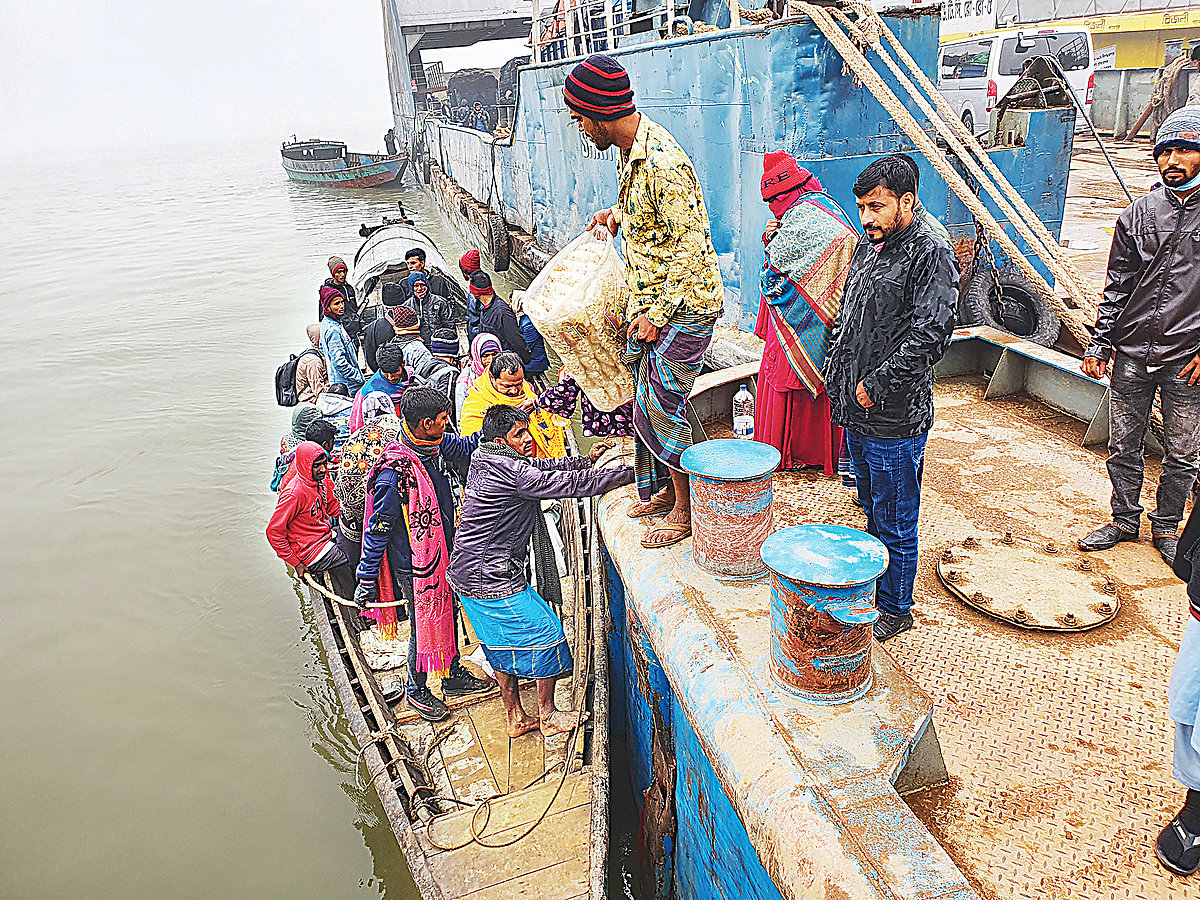 কুয়াশার কারণে ফেরি ও লঞ্চ বন্ধ। এই সুযোগে ট্রলারে করে যাত্রী পারাপার করছে একটি চক্র। গতকাল দৌলতদিয়ার ৫ নম্বর ফেরিঘাটে