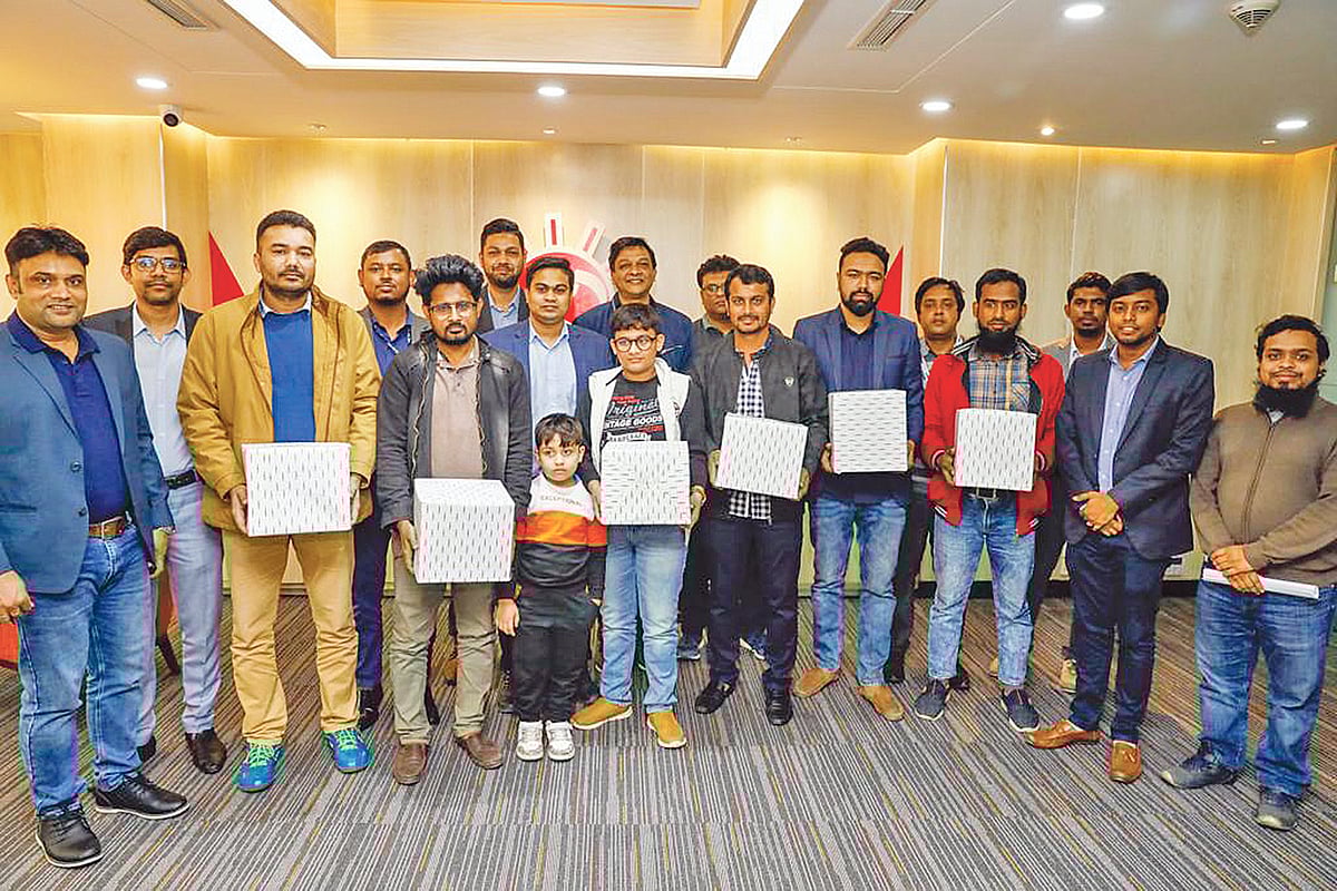 টি–টোয়েন্টি বিশ্বকাপ উপলক্ষে ভিশন ইলেকট্রনিকসের সৌজন্যে প্রথম আলো অনলাইনে আয়োজিত ভিশন ইলেকট্রনিকস ক্রিকেট কুইজের বিজয়ীদের মধ্যে গতকাল পুরস্কার বিতরণ করা হয়েছে