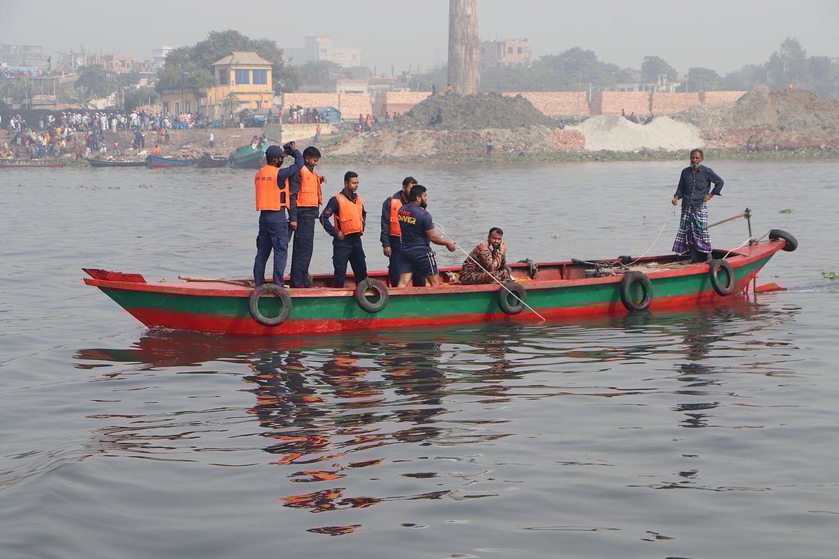 নারায়ণগঞ্জের ফতুল্লার ধর্মগঞ্জ গুদারাঘাট এলাকায় আজ বুধবার সকালে ট্রলারডুবির ঘটনা ঘটে। নিখোঁজদের উদ্ধারে তৎপরতা চলছে