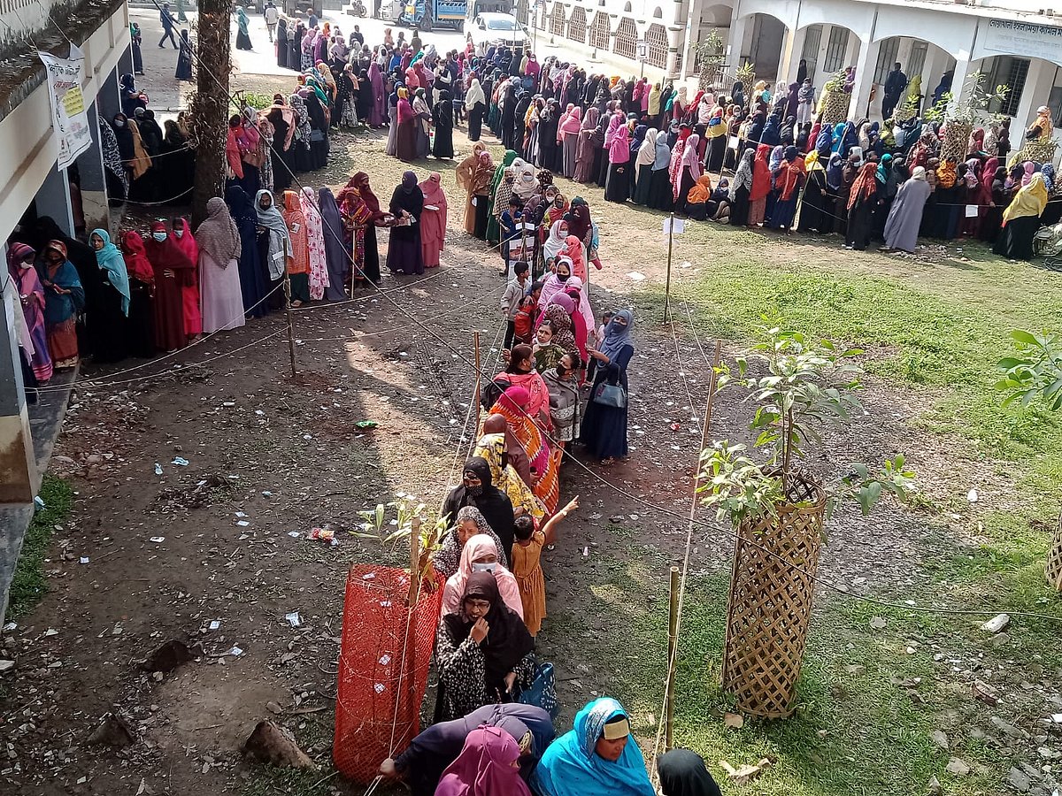 নোয়াখালী পৌরসভা নির্বাচনে নারী ভোটারদের দীর্ঘ সারি। আজ বেলা ১১টায় শহরের ইসলামিয়া মাদ্রাসা কেন্দ্রে