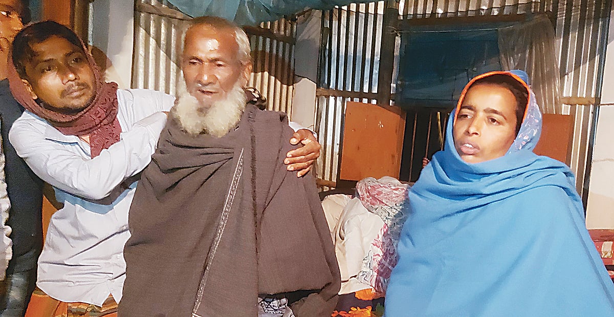 নির্বাচনী সহিংসতায় নিহত আবু তাহেরের স্ত্রী নাজরিন বেগম ও তাঁর বাবা ওমর আলী। গতকাল
গাইবান্ধার সাঘাটা উপজেলার মামুদপুর গ্রামে