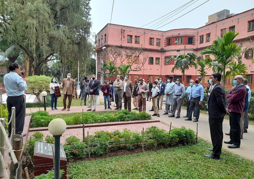 ঢাবিতে ‘চলমান জাদুঘর’ ঘুরে দেখলেন ১৯ দেশের সেনা কর্মকর্তারা