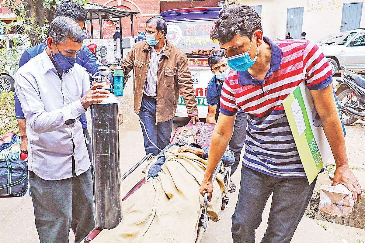 কয়েক দিন ধরে করোনায় ভুগতে থাকা ষাটোর্ধ্ব খোরশেদ আলম ভর্তি ছিলেন চট্টগ্রাম নগরের একটি বেসরকারি হাসপাতালে। হঠাৎ শরীরের অবস্থা খারাপ হওয়ায় চিকিৎসক তাঁকে জেনারেল হাসপাতালে স্থানান্তর করেন। সেখানে আইসিইউতে ভর্তি করাতে ছেলে ও নাতিরা তাঁকে নিয়ে ছুটছেন। গতকাল বেলা দেড়টায় জেনারেল হাসপাতালে