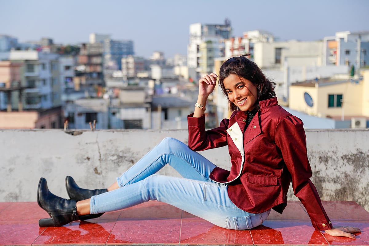 জ্যাকেটে দেখা যাচ্ছে নানা রকম নকশা