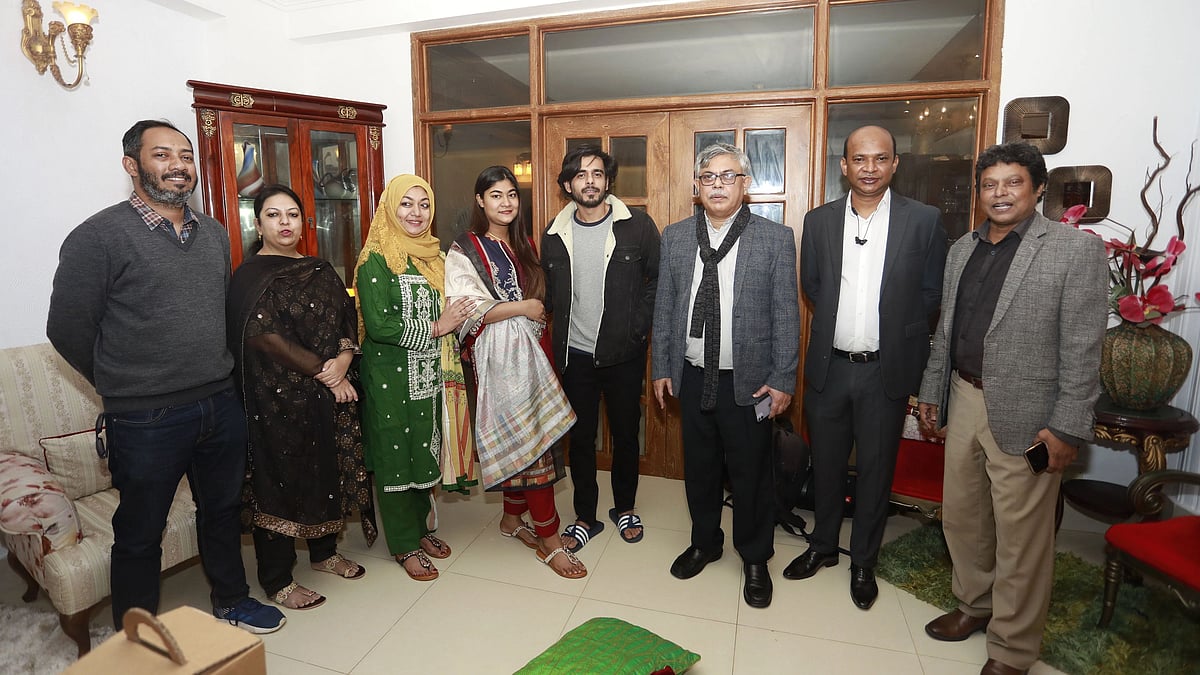 সিয়ামের বাড়িতে মেরিল–প্রথম আলো পুরস্কার পৌঁছে দিতে যান আয়োজকেরা