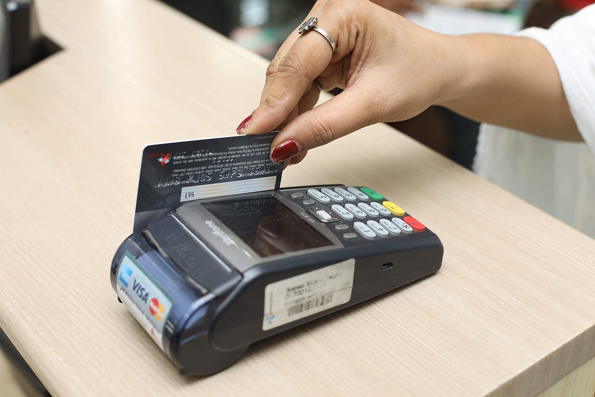 কেনাকাটা থেকে শুরু করে বিল পরিশোধ—সব ক্ষেত্রেই ডেবিট ও ক্রেডিট কার্ড আমাদের জীবনকে সহজ করেছে