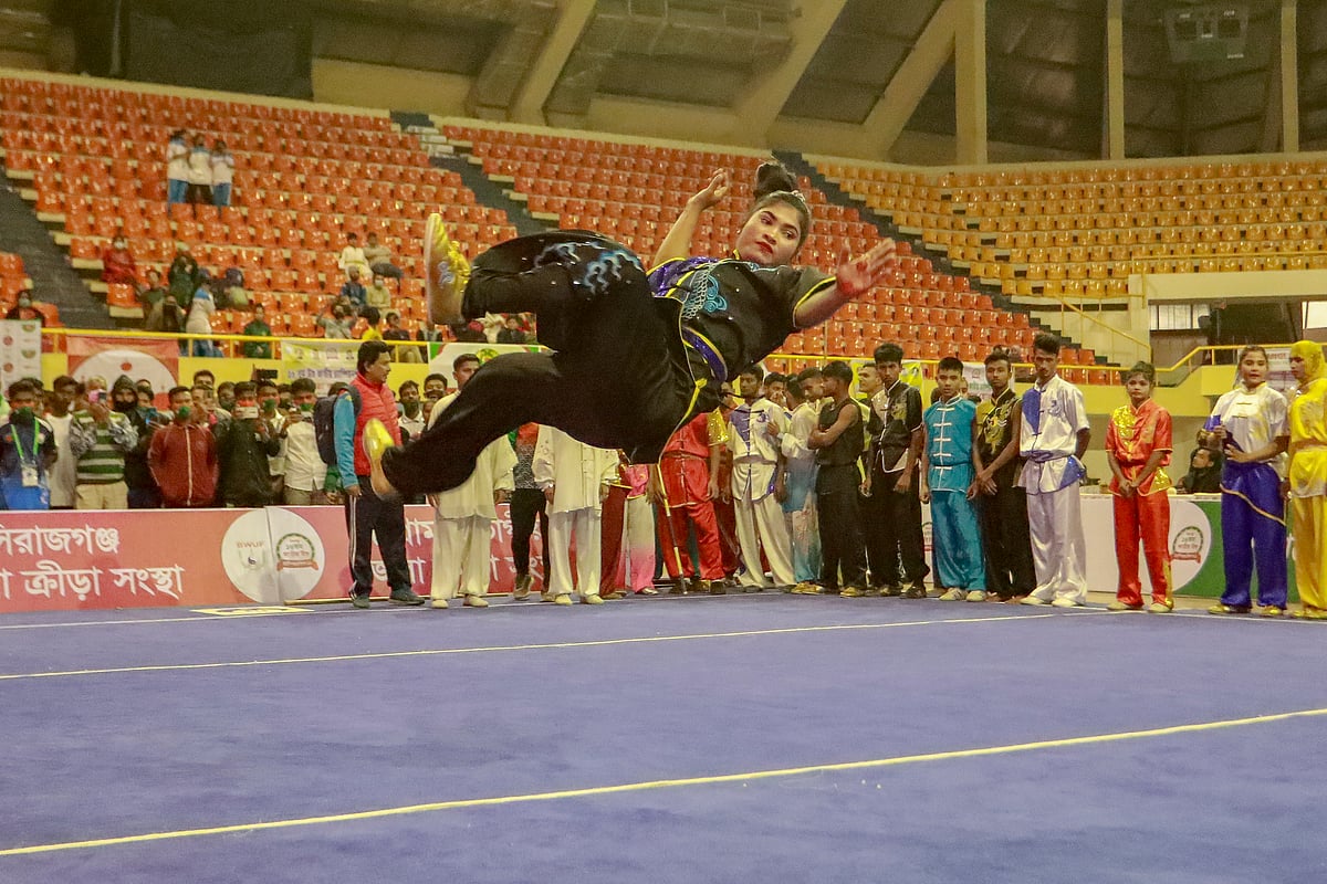 শরীরটা শূন্যে ভাসিয়ে উশুর তাউলু ইভেন্টে পারফর্ম করছেন মর্জিনা আক্তার