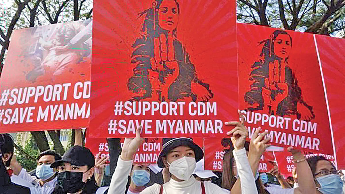 মিয়ানমারে সিডিএমের প্ল্যাকার্ড নিয়ে জান্তাবিরোধী সমাবেশে অংশ নেন বিক্ষোভকারীরা। ২০২১ সালের ১৫ ফেব্রুয়ারি, ইয়াঙ্গুনে তোলা