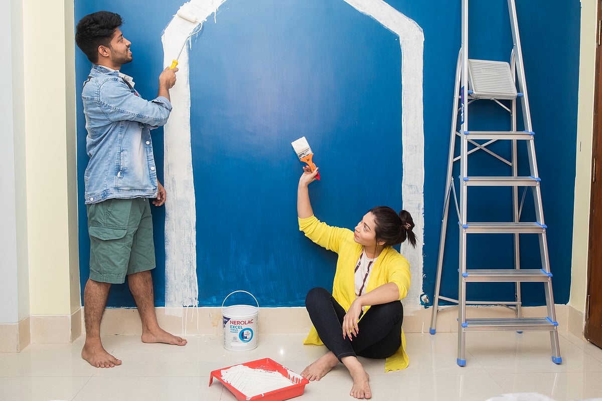 তুলি হাতে নিজেই নেমে পড়ুন দেয়াল রাঙাতে