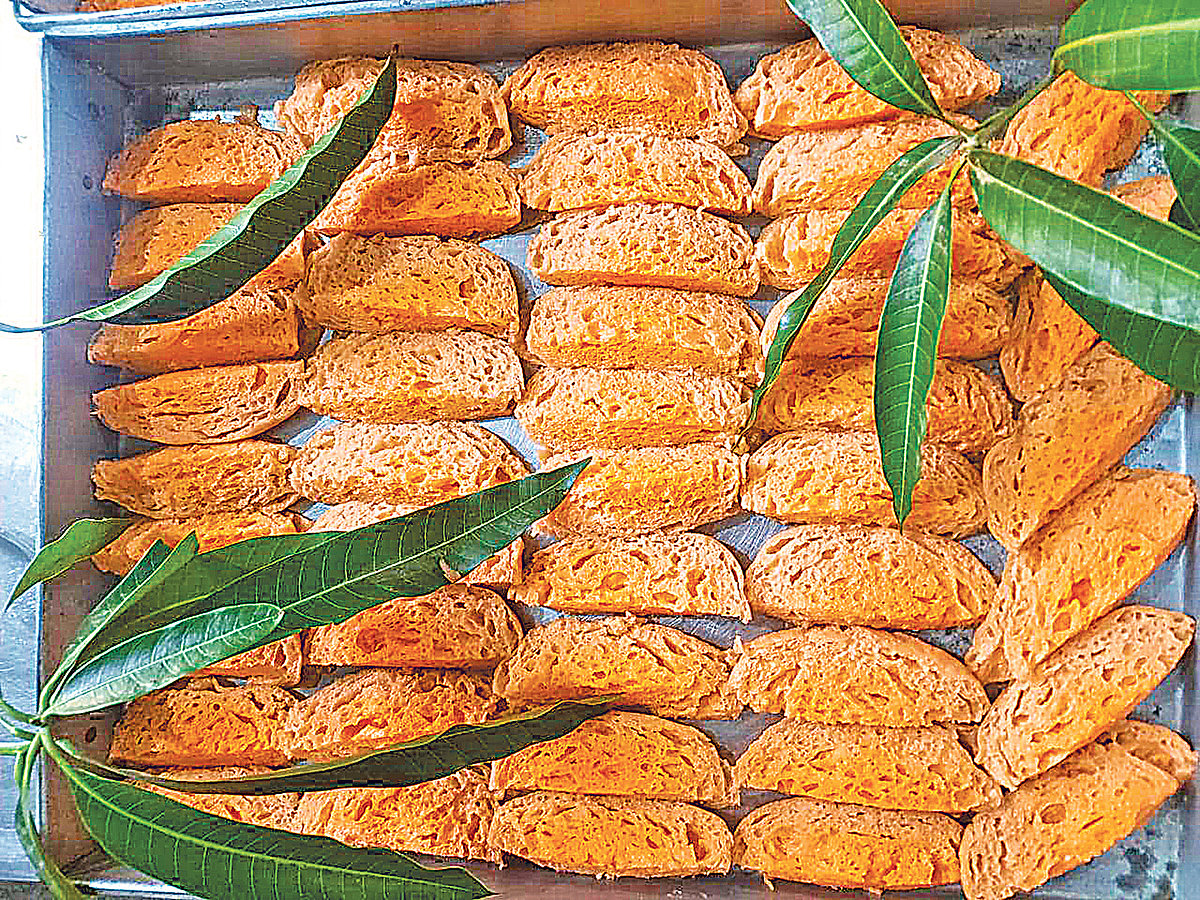 আমের স্বাদের রসগোল্লা। দেখতে ফালি ফালি করে কাটা ফজলি আমের মতো। সম্প্রতি রাজশাহী নগরে‌‌র ভদ্রা রেলগেট এলাকার রসগোল্লা নামের একটি প্রতিষ্ঠানে