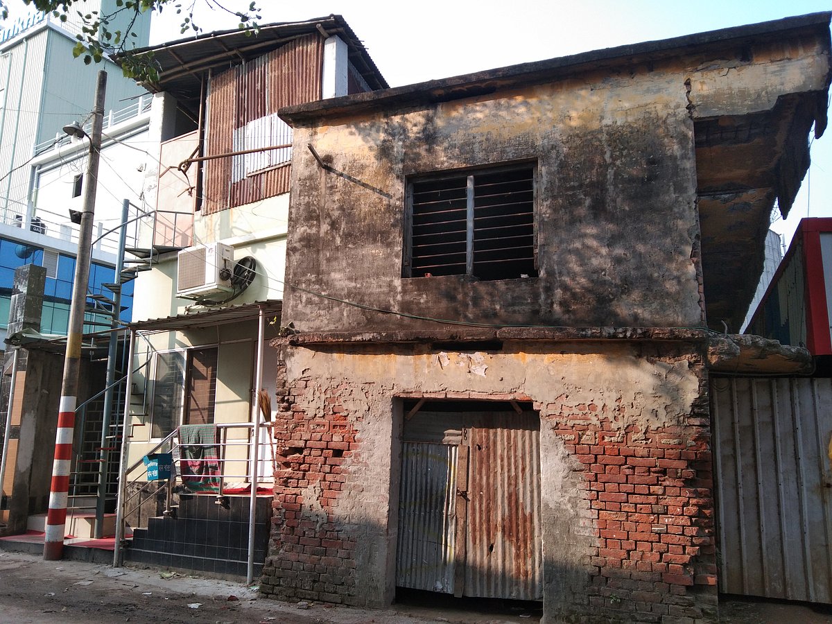 পরিত্যক্ত সত্য নারায়ণ স্কুলের দুই পাশের জমি দখল করে গড়ে উঠেছে স্থাপনা। স্কুলভবন চেনা–ই দায়