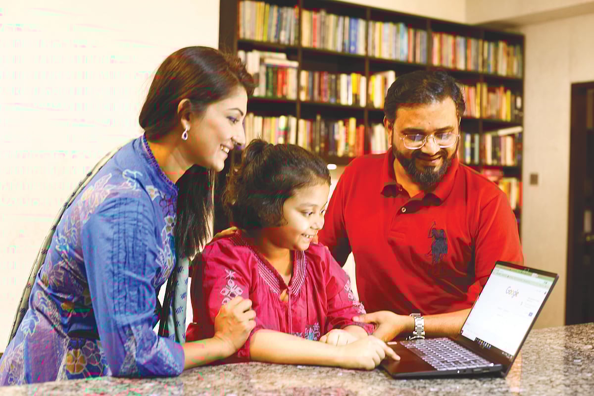 শিশুদের জন্য আপত্তিকর বা অনুপযুক্ত ওয়েবসাইট ব্লক করতে হবে। মডেল: সুমী, জাইসা ও সিদ্দিকী