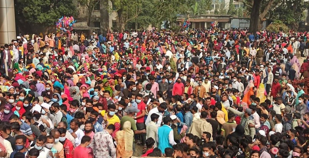 করোনার টিকার প্রথম ডোজ বন্ধের সময়সীমা ঘোষণা হওয়ার টিকাদানকেন্দ্রে মানুষের ভিড়। আজ মঙ্গলবার সাভারের বাংলাদেশ ইনস্টিটিউট অব হেলথ ম্যানেজমেন্টে