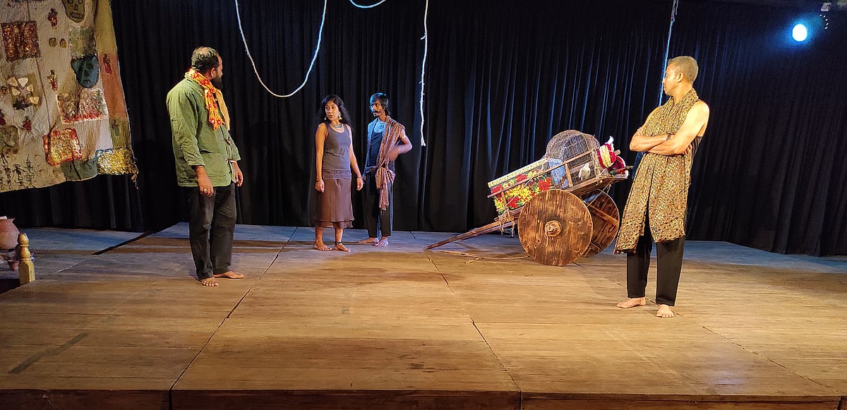 ‘স্পেস অ্যান্ড অ্যাক্টিং রিসার্চ সেন্টার’ মঞ্চে এনেছে ‘দুই আগন্তুক বনাম করবী ফুল’ নাটকটি