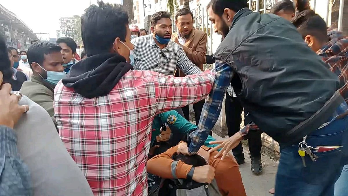 বরিশালে আদালত চত্বরে সাংবাদিকদের ওপর হামলা করা হয়েছে। বুধবার বিকেল চারটার দিকে