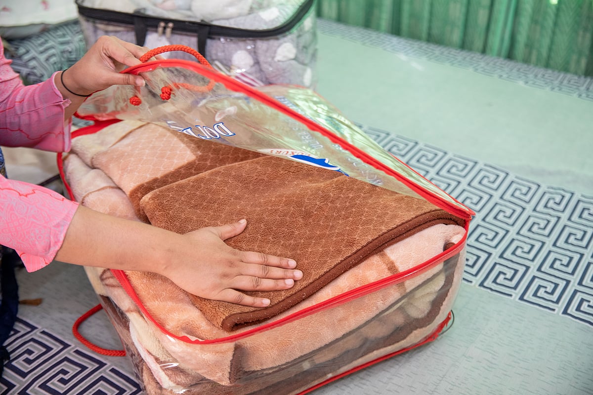 শীতপোশাক ও শীতের অন্যান্য অনুষঙ্গ প্লাস্টিকে মুড়ে, যতটা সম্ভব বায়ুরোধী করে তুলে রাখতে হবে