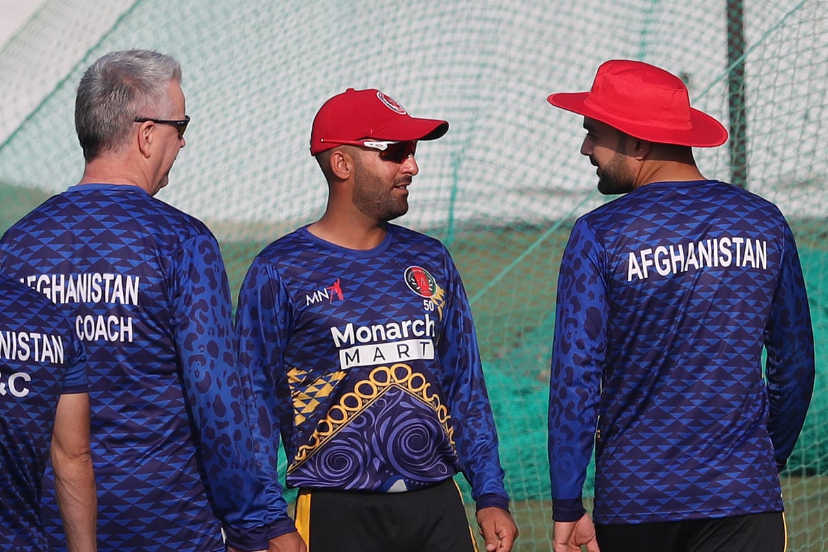 প্রধান কোচ স্টুয়ার্ট ল (বাঁয়ে) ও রশিদ খানের সঙ্গে হাসমতউল্লাহ শহিদী (মাঝে)