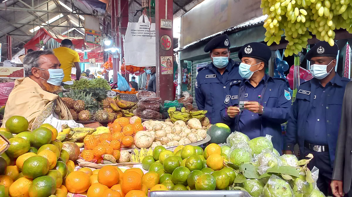 মানিকগঞ্জে সদরে বাজারে ক্রেতা ও বিক্রেতাদের টিকা কার্ড আছে কি না, তা দেখছেন পুলিশ সুপার মোহাম্মদ গোলাম আজাদ খান। টিকা না দেওয়া থাকলে ক্রেতা ও বিক্রেতাদের জেলা সদর হাসপাতালে টিকাদানের ব্যবস্থা করছে পুলিশ প্রশাসন। রোববার দুপুরে মানিকগঞ্জ শহর বাজার এলাকায়।