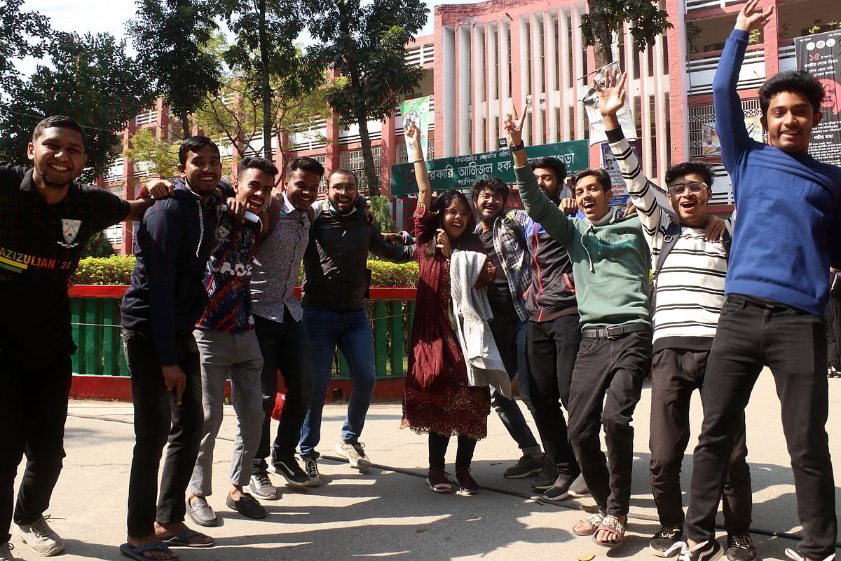 এইচএসসি’র ফল ঘোষণার পর বগুড়ার সরকারি আজিজুল হক কলেজ চত্বরে শিক্ষার্থীদের উল্লাস