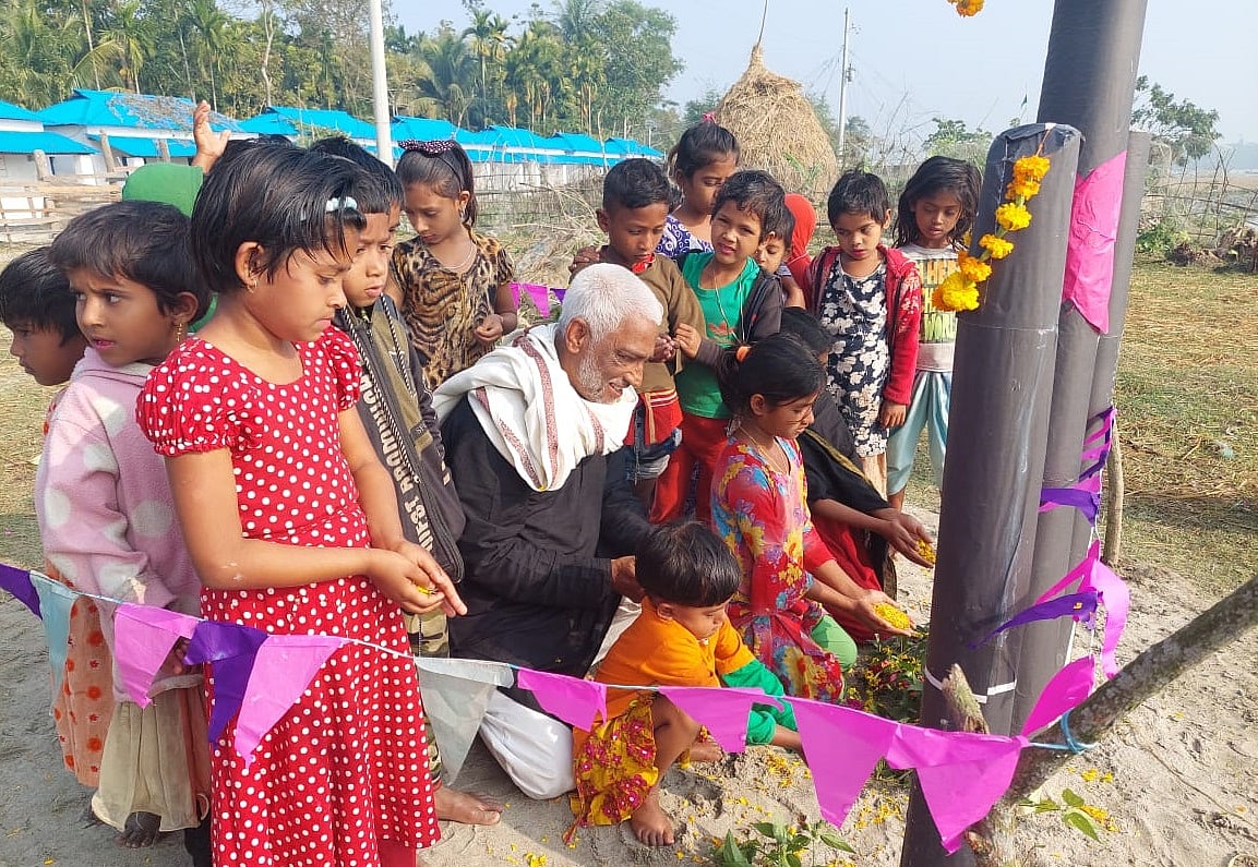 পিরোজপুরের কাউখালী উপজেলার সন্ধ্যা নদীর তীরে আমরাজুড়ি আবাসনে কলাগাছের তৈরি শহীদ মিনারে ফুল দিয়ে শ্রদ্ধা জানায় শিশুরা। ছবিটি আজ সোমবার সকালে তোলা