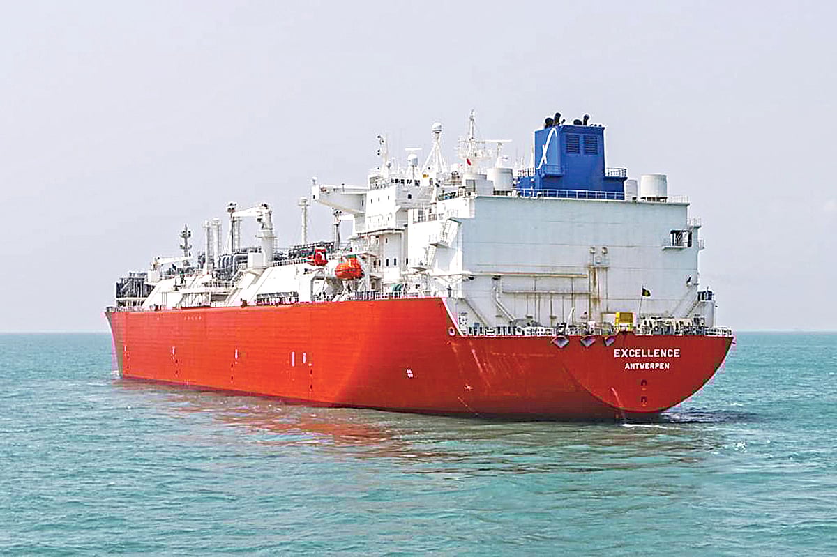 মহেশখালীর গভীর সমুদ্রে আমদানি করা এলএনজিবাহী জাহাজ। মাতারবাড়ীর ভাসমান এলএনজি টার্মিনালে