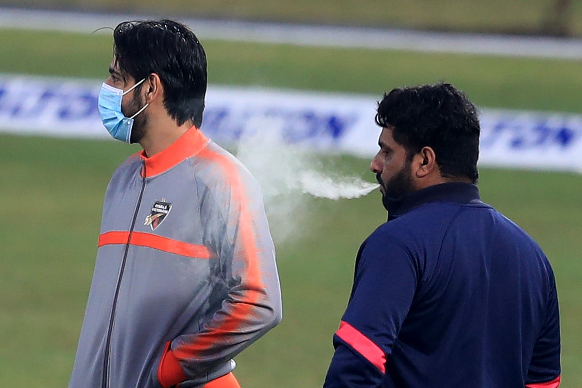 মাঝমাঠে ধূমপান করলেন মিনিস্টার ঢাকার আফগানি ওপেনার মোহাম্মদ শেহজাদ