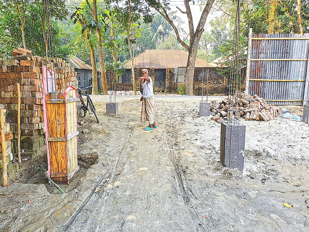 চলাচলের পথে নির্মাণ করা হচ্ছে প্রাচীর। সম্প্রতি গোয়ালন্দ উপজেলার বিষ্ণুপুর গ্রামে