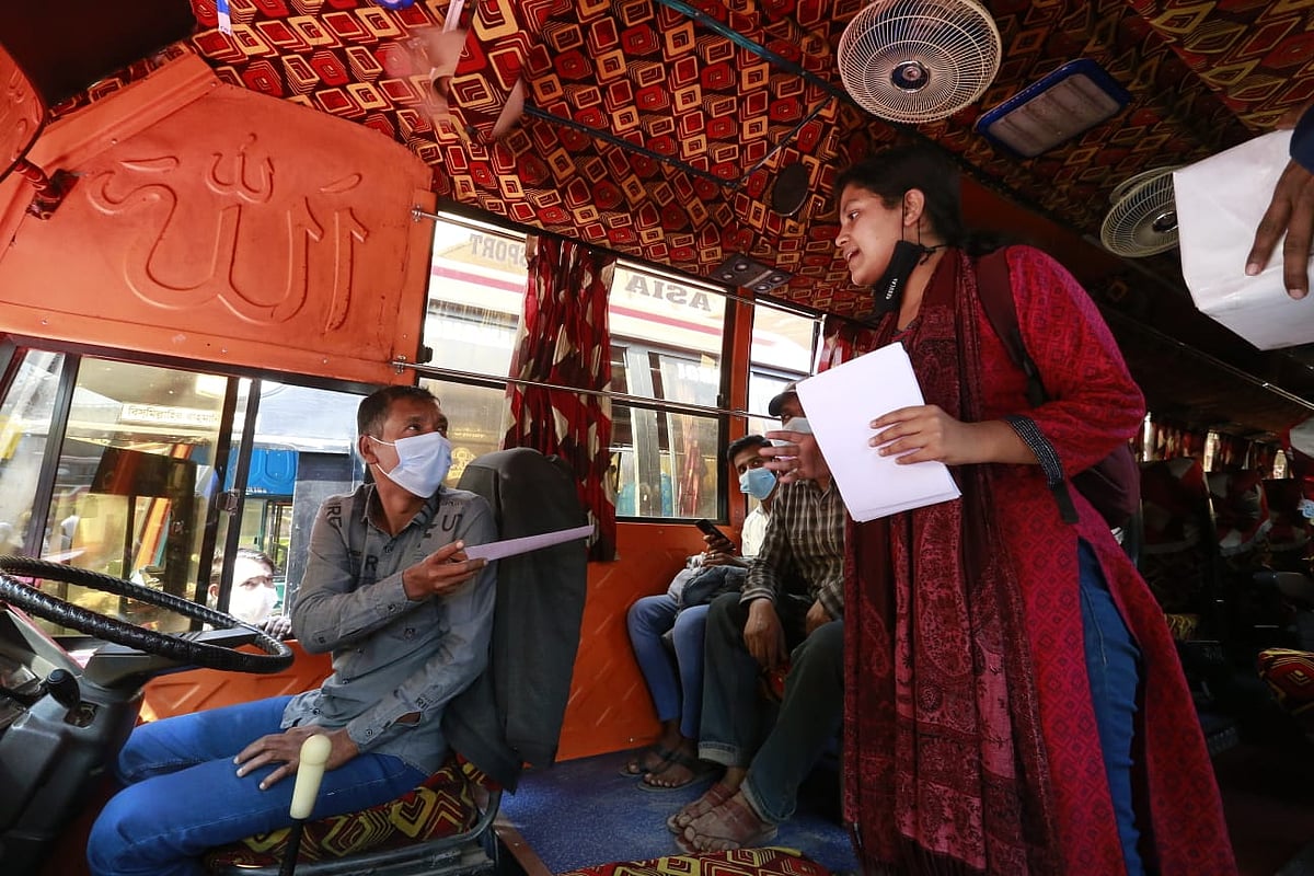 চালকদের মধ্যে সচেতনতামূলক লিফলেট বিতরণ করছেন নিরাপদ সড়ক ও হাফ পাস আমাদের অধিকার নামের সংগঠনটির সমন্বয়ক সোহাগী সামিয়া