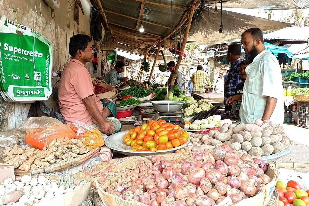 নিত্যপ্রয়োজনীয় জিনিসপত্রের দাম বেড়ে যাওয়ায় মধ্যবিত্ত ও নিম্ন আয়ের মানুষেরা সংসার চালাতে হিমশিম খেতে হচ্ছে। আজ সোমবার সকালে মাদারীপুর শহরের ইটেরপুল এলাকায়
